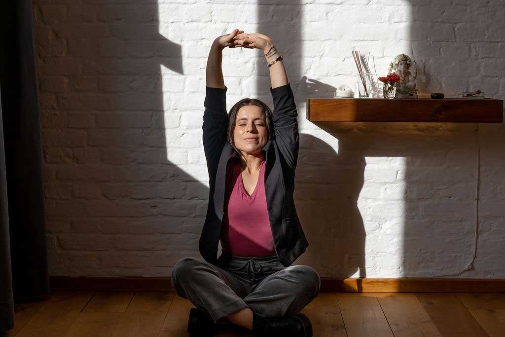 Carolina - Yogatherapie Berlin - streckt sich